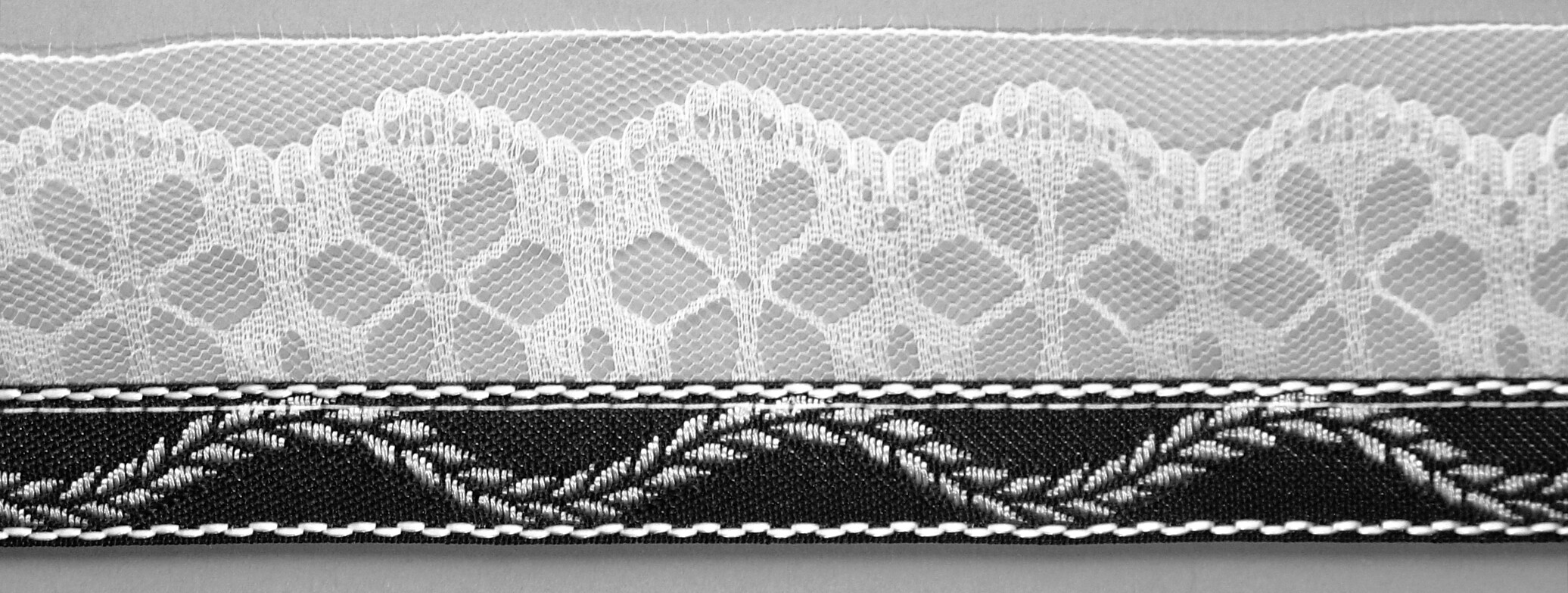 Meter Lotband Ranke s/w mit 5 cm breiter Spitze (100 m/Rolle)